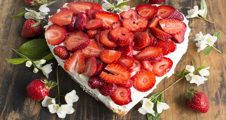 Muttertags-Topfentorte mit frischen Erdbeeren